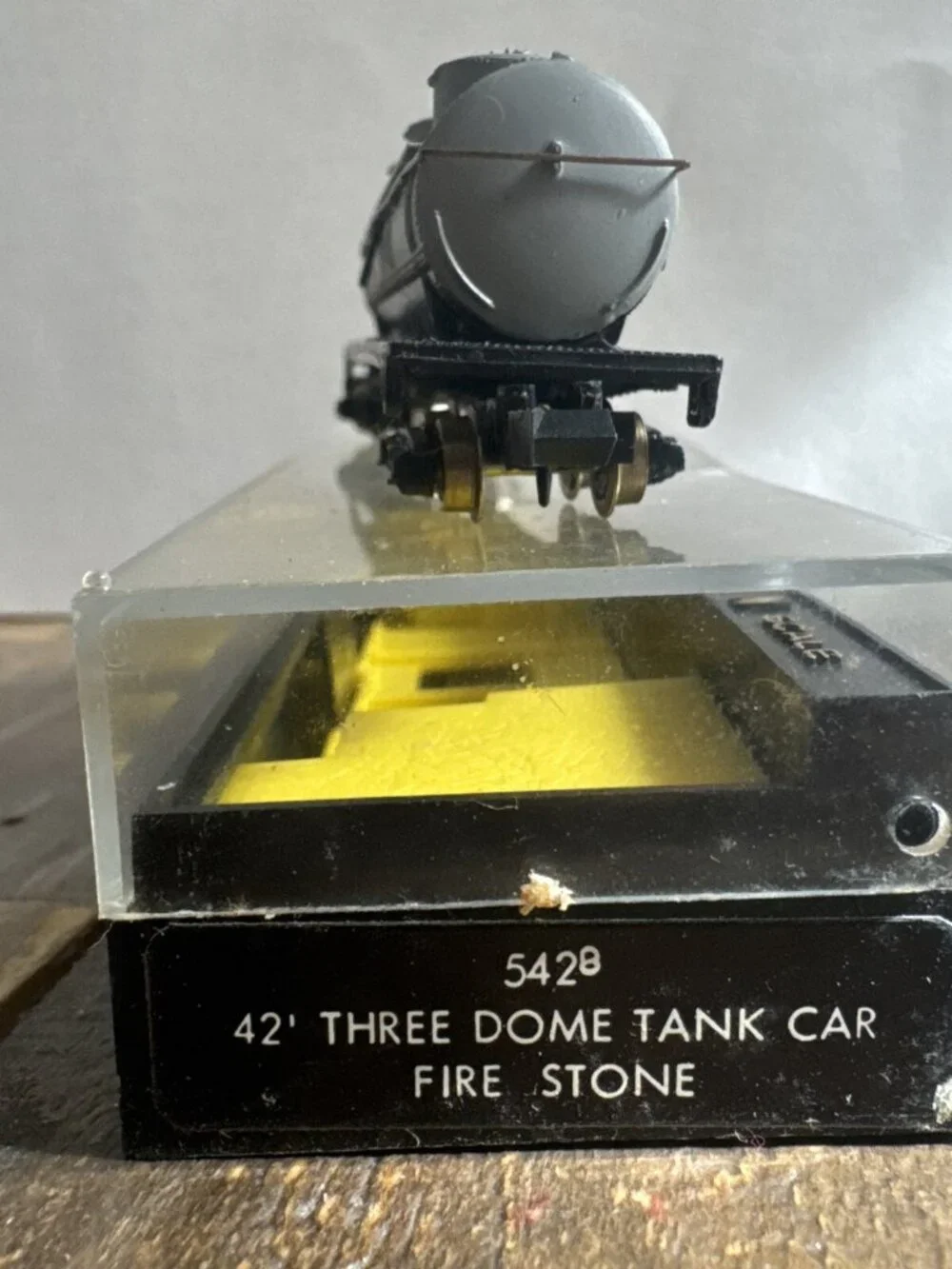 Bachmann 5428 N Scale Firestone 42' 3-Dome Tank Freight Car Model Train W/ Case
